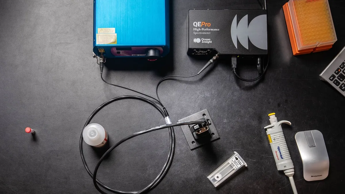 Raman spectroscopy workstation with probe and spectrometer